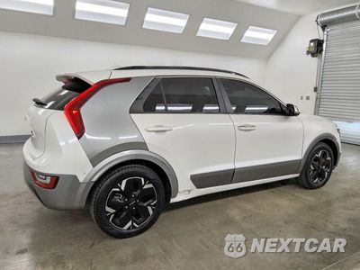 Trzecie zdjęcie samochodu z tyłu: 2023 KIA NIRO WAVE VIN:KNDCT3L15P5015536 - miniatura