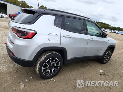 Trzecie zdjęcie samochodu z tyłu: 2026 JEEP COMPASS TRAILHAWK VIN:3C4NJDDN8TT182621 - miniatura