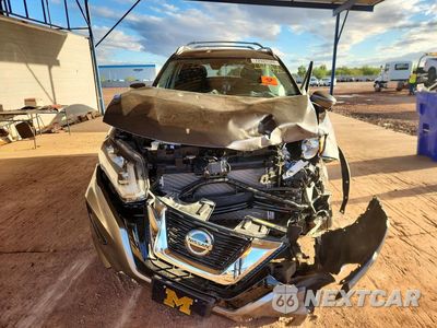 Piąte zdjęcie samochodu w środku: 2019 NISSAN ROGUE SV VIN:JN8AT2MTXKW500571 - miniatura