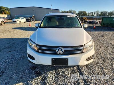 Piąte zdjęcie samochodu w środku: 2017 VOLKSWAGEN TIGUAN S VIN:WVGBV7AX0HK005161 - miniatura
