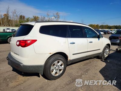 Trzecie zdjęcie samochodu z tyłu: 2011 CHEVROLET TRAVERSE LS VIN:1GNKVFED6BJ330139 - miniatura