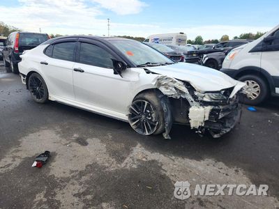 Czwarte zdjęcie samochodu z boku: 2018 TOYOTA CAMRY XSE VIN:4T1B61HKXJU027733 - miniatura