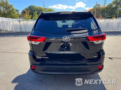 Piąte zdjęcie samochodu w środku: 2018 TOYOTA HIGHLANDER LE VIN:5TDBZRFH9JS904623 - miniatura