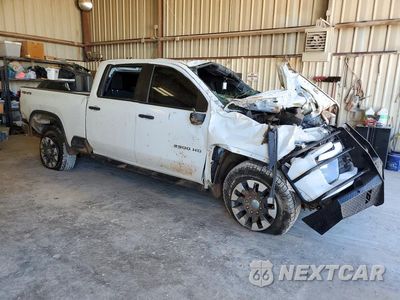 Czwarte zdjęcie samochodu z boku: 2024 CHEVROLET SILVERADO K2500 CUSTOM VIN:1GC1YME77RF321036 - miniatura