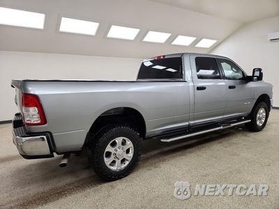 Trzecie zdjęcie samochodu z tyłu: 2023 RAM 2500 BIG HORN VIN:3C6UR5JJ7PG576208 - miniatura