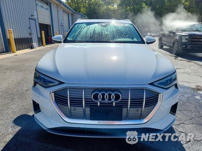 Piąte zdjęcie samochodu w środku: 2019 AUDI E-TRON PREMIUM PLUS VIN:WA1LAAGEXKB022879 - miniatura