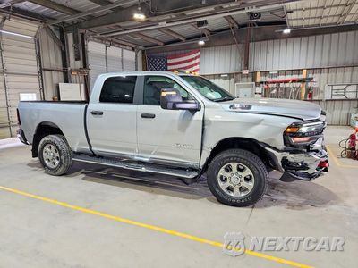 Czwarte zdjęcie samochodu z boku: 2026 RAM 2500 BIG HORN VIN:3C6UR5DJ7TG215938 - miniatura