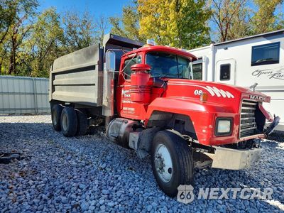 Czwarte zdjęcie samochodu z boku: 2001 MACK RB688S DUMP TRUCK VIN:1M2P324C11M060686 - miniatura