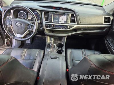 Zdjęcie 8 z 13 samochodu: 2019 TOYOTA HIGHLANDER SE VIN:5TDJZRFH8KS960291 - miniatura