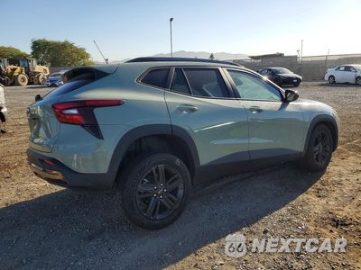 Trzecie zdjęcie samochodu z tyłu: 2025 CHEVROLET TRAX ACTIV VIN:KL77LKEP1SC342255 - miniatura