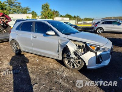 Czwarte zdjęcie samochodu z boku: 2019 HYUNDAI ELANTRA GT BASE VIN:KMHH35LE1KU101375 - miniatura