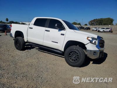 Czwarte zdjęcie samochodu z boku: 2020 TOYOTA TUNDRA CREWMAX SR5 VIN:5TFEY5F14LX256567 - miniatura