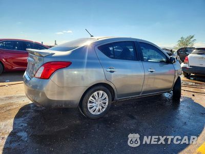 Trzecie zdjęcie samochodu z tyłu: 2013 NISSAN VERSA 1.6 S VIN:3N1CN7AP8DL867175 - miniatura