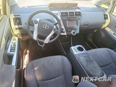 Zdjęcie 8 z 12 samochodu: 2013 TOYOTA PRIUS V TWO VIN:JTDZN3EU9D3289485 - miniatura
