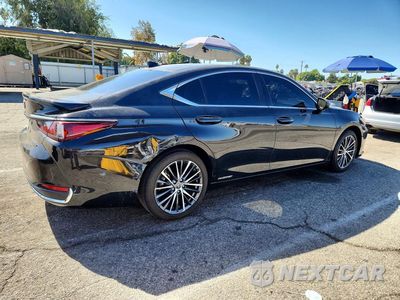 Trzecie zdjęcie samochodu z tyłu: 2022 LEXUS ES 300H BASE VIN:58ADA1C11NU024045 - miniatura