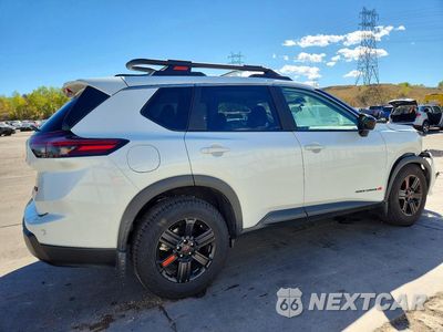 Trzecie zdjęcie samochodu z tyłu: 2025 NISSAN ROGUE ROCK CREEK VIN:5N1BT3BB5SC847173 - miniatura