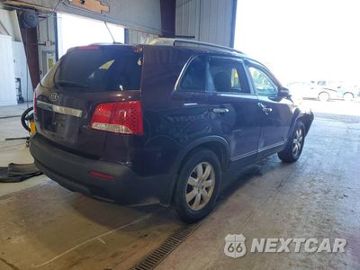 Trzecie zdjęcie samochodu z tyłu: 2013 KIA SORENTO LX VIN:5XYKTDA24DG315889 - miniatura