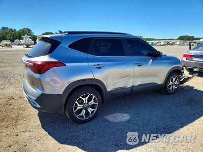 Trzecie zdjęcie samochodu z tyłu: 2021 KIA SELTOS EX VIN:KNDERCAA1M7056174 - miniatura