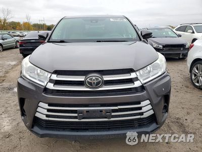 Piąte zdjęcie samochodu w środku: 2017 TOYOTA HIGHLANDER LE VIN:5TDBZRFH0HS439921 - miniatura
