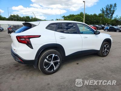 Trzecie zdjęcie samochodu z tyłu: 2024 CHEVROLET TRAX 1RS VIN:KL77LGE2XRC018202 - miniatura