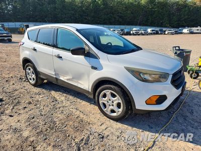 Czwarte zdjęcie samochodu z boku: 2018 FORD ESCAPE S VIN:1FMCU0F7XJUA34880 - miniatura