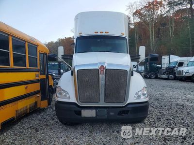 Czwarte zdjęcie samochodu z boku: 2020 KENWORTH T680 SEMI TRUCK VIN:1XKYA48X8LJ393158 - miniatura