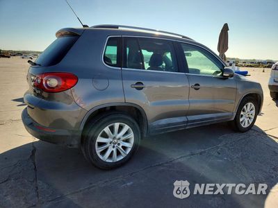 Trzecie zdjęcie samochodu z tyłu: 2010 VOLKSWAGEN TIGUAN S VIN:WVGAV7AX0AW508764 - miniatura