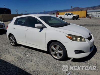 Czwarte zdjęcie samochodu z boku: 2010 TOYOTA MATRIX S VIN:2T1KE4EE1AC041489 - miniatura