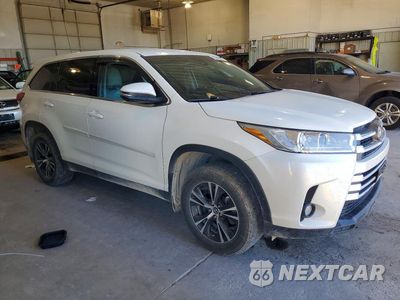 Czwarte zdjęcie samochodu z boku: 2019 TOYOTA HIGHLANDER LE PLUS VIN:5TDBZRFH4KS738951 - miniatura