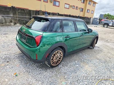 Trzecie zdjęcie samochodu z tyłu: 2025 MINI COOPER S VIN:WMW53GD08S2W99222 - miniatura