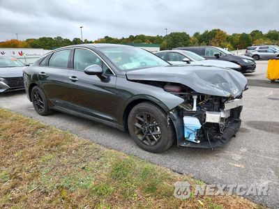 Czwarte zdjęcie samochodu z boku: 2026 KIA K5 LXS VIN:KNAG24J74T5472556 - miniatura