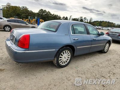 Trzecie zdjęcie samochodu z tyłu: 2004 LINCOLN TOWN CAR EXECUTIVE VIN:1LNHM81W14Y682317 - miniatura