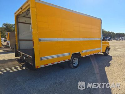 Trzecie zdjęcie samochodu z tyłu: 2022 GMC SAVANA BOX TRUCK VIN:7GZ37TC79NN003981 - miniatura