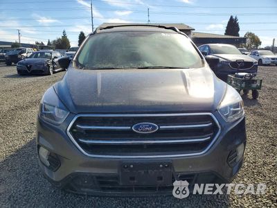 Piąte zdjęcie samochodu w środku: 2017 FORD ESCAPE SE VIN:1FMCU9G95HUA15331 - miniatura