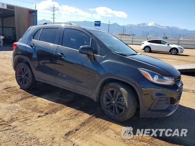 Czwarte zdjęcie samochodu z boku: 2020 CHEVROLET TRAX 1LT VIN:KL7CJPSBXLB314083 - miniatura