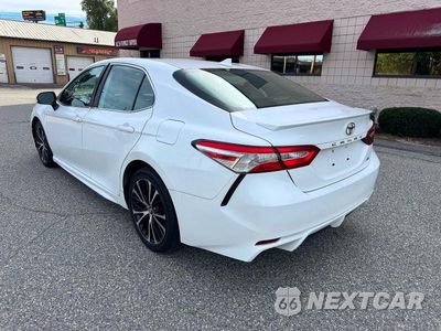 Trzecie zdjęcie samochodu z tyłu: 2020 TOYOTA CAMRY SE VIN:4T1G11AK1LU915160 - miniatura