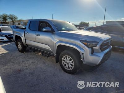 Czwarte zdjęcie samochodu z boku: 2025 TOYOTA TACOMA SR5 VIN:3TMLB5JN7SM166949 - miniatura