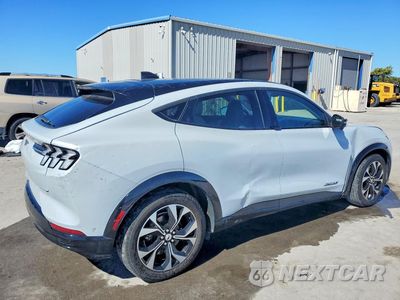 Trzecie zdjęcie samochodu z tyłu: 2022 FORD MUSTANG MACH-E PREMIUM VIN:3FMTK3R73NMA15553 - miniatura