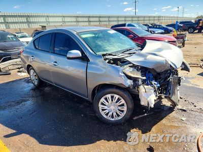 Czwarte zdjęcie samochodu z boku: 2013 NISSAN VERSA 1.6 S VIN:3N1CN7AP8DL867175 - miniatura