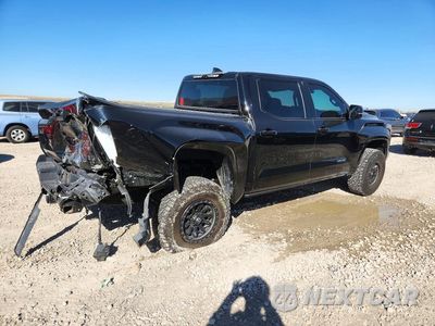 Trzecie zdjęcie samochodu z tyłu: 2024 TOYOTA TUNDRA PLATINUM HV VIN:5TFNC5DB8RX062191 - miniatura
