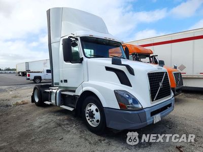 Czwarte zdjęcie samochodu z boku: 2018 VOLVO VNL SEMI TRUCK VIN:4V4N39TG1JN892844 - miniatura