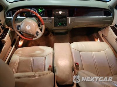 Zdjęcie 8 z 12 samochodu: 2003 LINCOLN TOWN CAR CARTIER VIN:1LNHM83W73Y690062 - miniatura