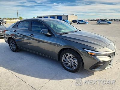 Czwarte zdjęcie samochodu z boku: 2024 HYUNDAI ELANTRA BLUE VIN:KMHLM4DJXRU113323 - miniatura