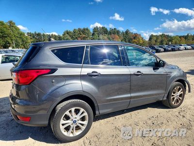 Trzecie zdjęcie samochodu z tyłu: 2019 FORD ESCAPE SE VIN:1FMCU9GD6KUB41774 - miniatura