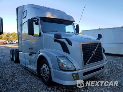 Czwarte zdjęcie samochodu z boku: 2013 VOLVO VN VNL VIN:4V4NC9TGXDN562446 - miniatura