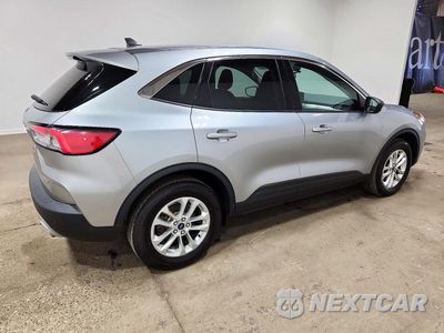Trzecie zdjęcie samochodu z tyłu: 2022 FORD ESCAPE SE VIN:1FMCU9G67NUB17182 - miniatura