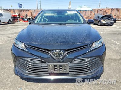 Piąte zdjęcie samochodu w środku: 2019 TOYOTA CAMRY LE VIN:4T1B11HK8KU824837 - miniatura