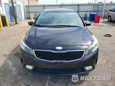 Piąte zdjęcie samochodu w środku: 2017 KIA FORTE EX VIN:3KPFL4A88HE072693 - miniatura