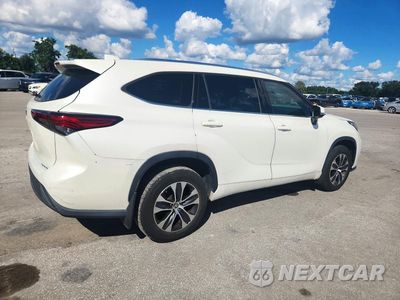 Trzecie zdjęcie samochodu z tyłu: 2021 TOYOTA HIGHLANDER XLE VIN:5TDHZRBH2MS552361 - miniatura