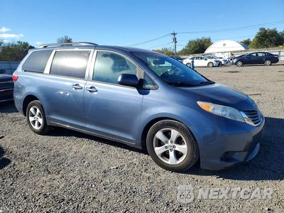 Czwarte zdjęcie samochodu z boku: 2017 TOYOTA SIENNA LE VIN:5TDKZ3DC8HS819996 - miniatura